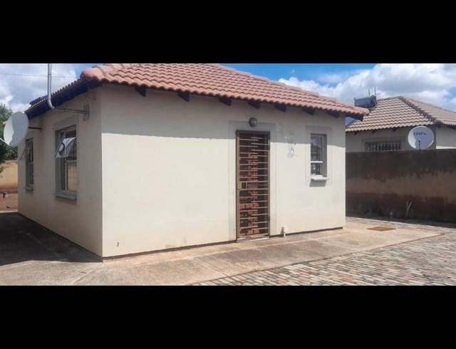 2 BEDROOM HOUSE FOR SALE IN LUFHERENG